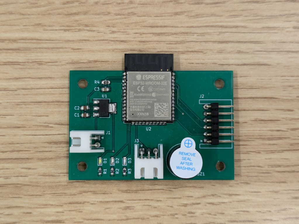 部品をはんだ付けした完成基板